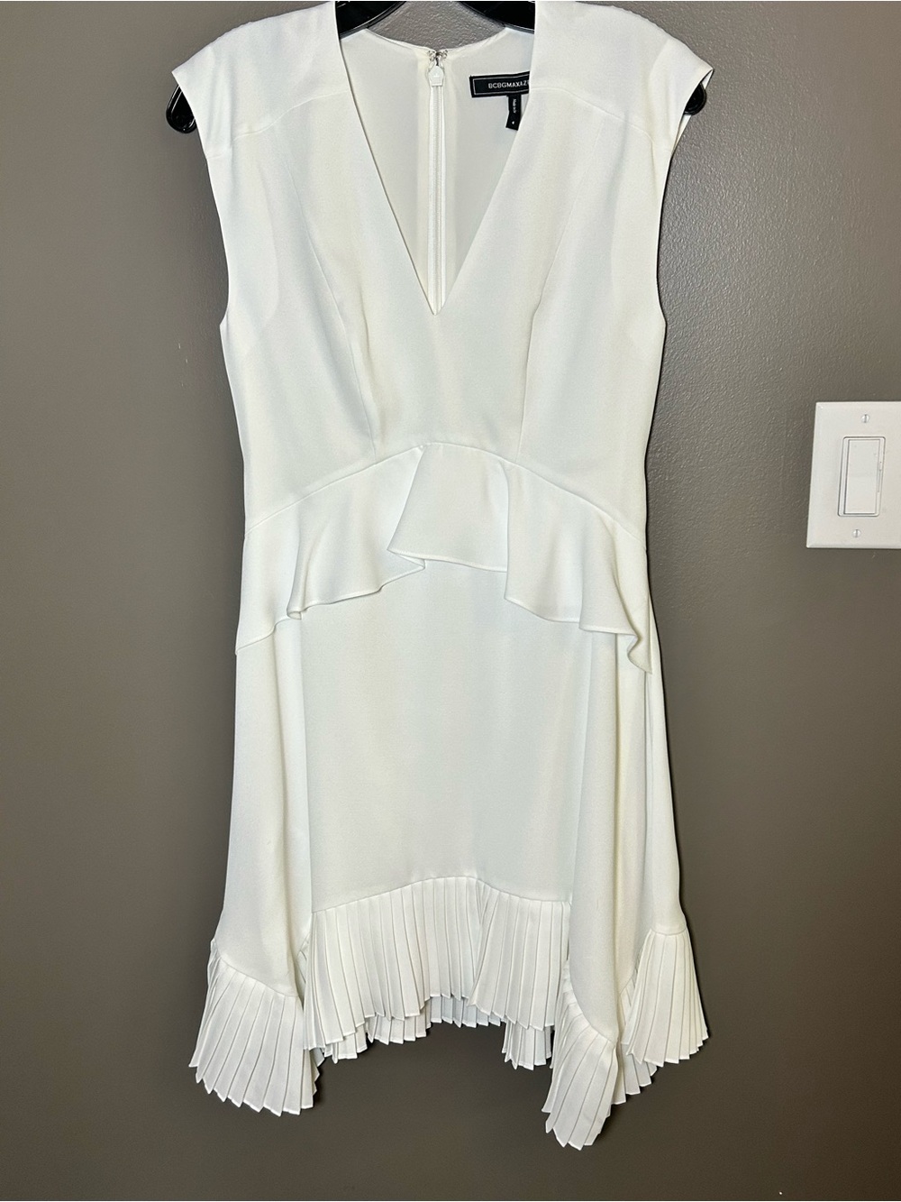 BCBGMAXAZRIA White V-Neck Ruffle & Pleated Hem Dress S4